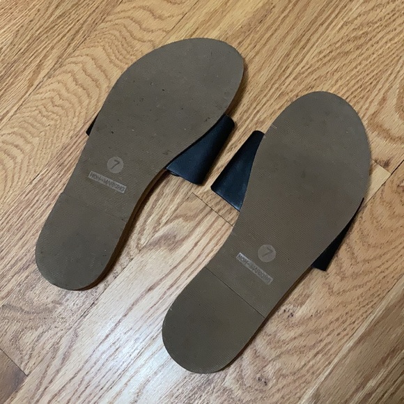 Shade & Shore Black Sandals - Picture 2 of 3